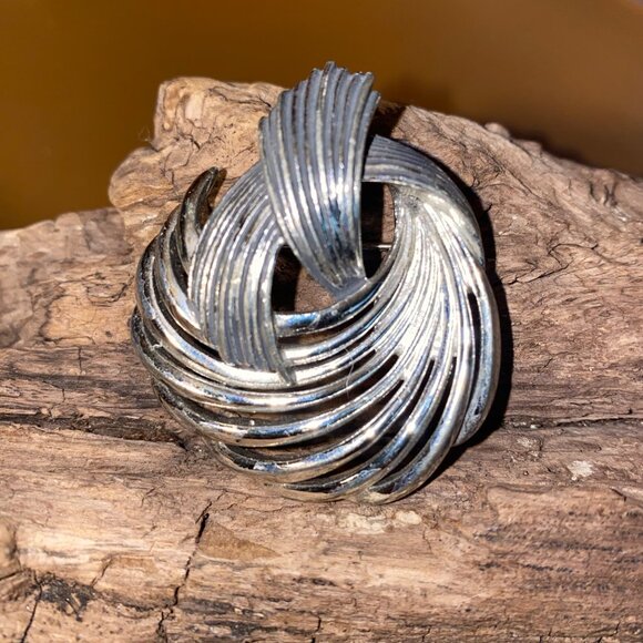 Vintage Silver-Tone Abstract Swirl Brooch Pin With Elegant Textured Design - Picture 1 of 6
